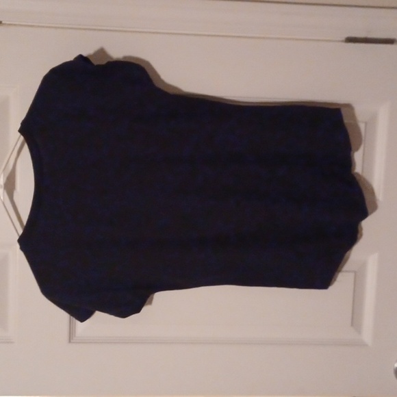 💙🌺Women's Black Vneck Graphic Tee - Picture 6 of 10